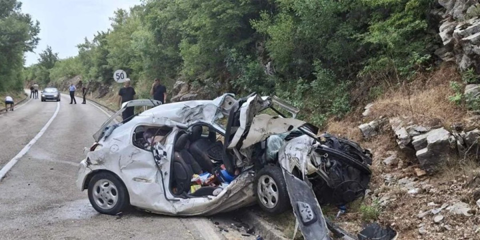 Jezive fotografije sa mesta pogibije devojaka iz Lazarevca: Vozilo smrskano, delovi rasuti po putu (FOTO)