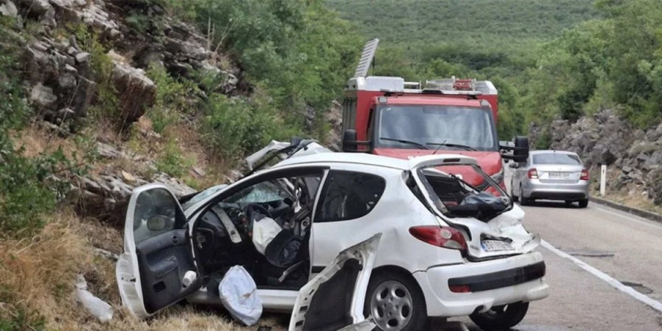 "Jedna devojka ispala iz auta, a obe su bile potpuno krvave": Očevici opisali jezive scene nesreće u kojoj su poginule Lazarevčanke (FOTO)