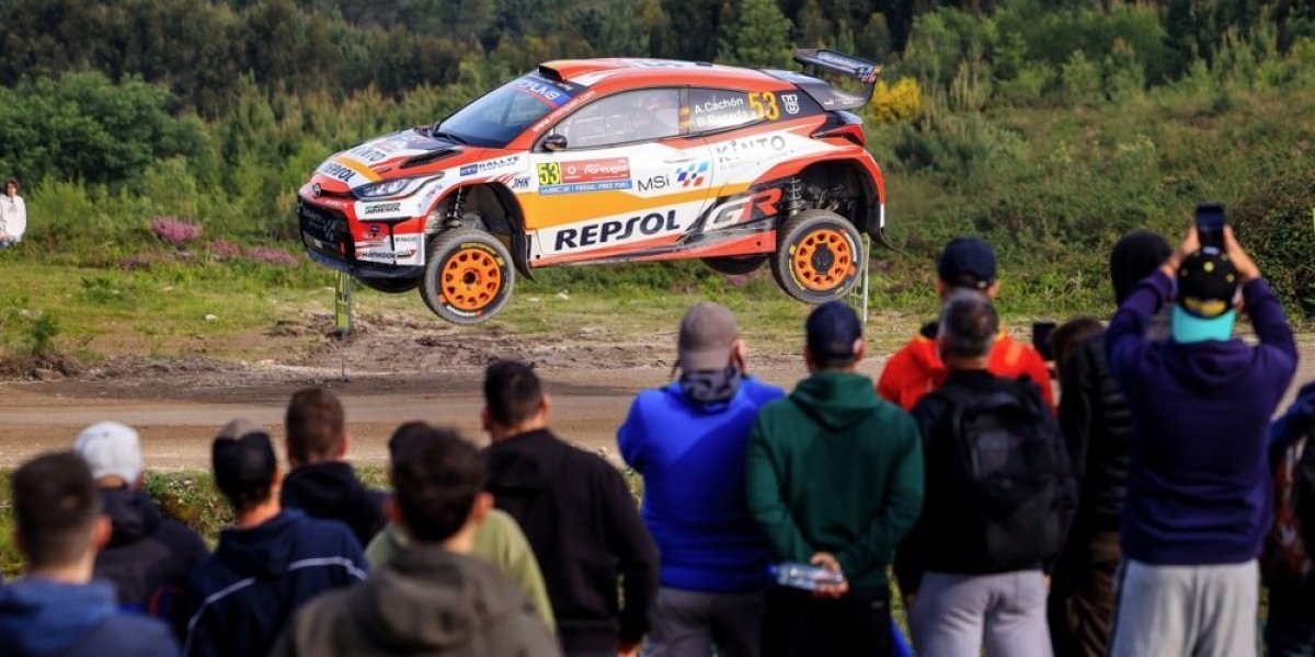 Reli zavijen u crno: Automobil izleteo sa staze i usmrtio dvoje gledalaca