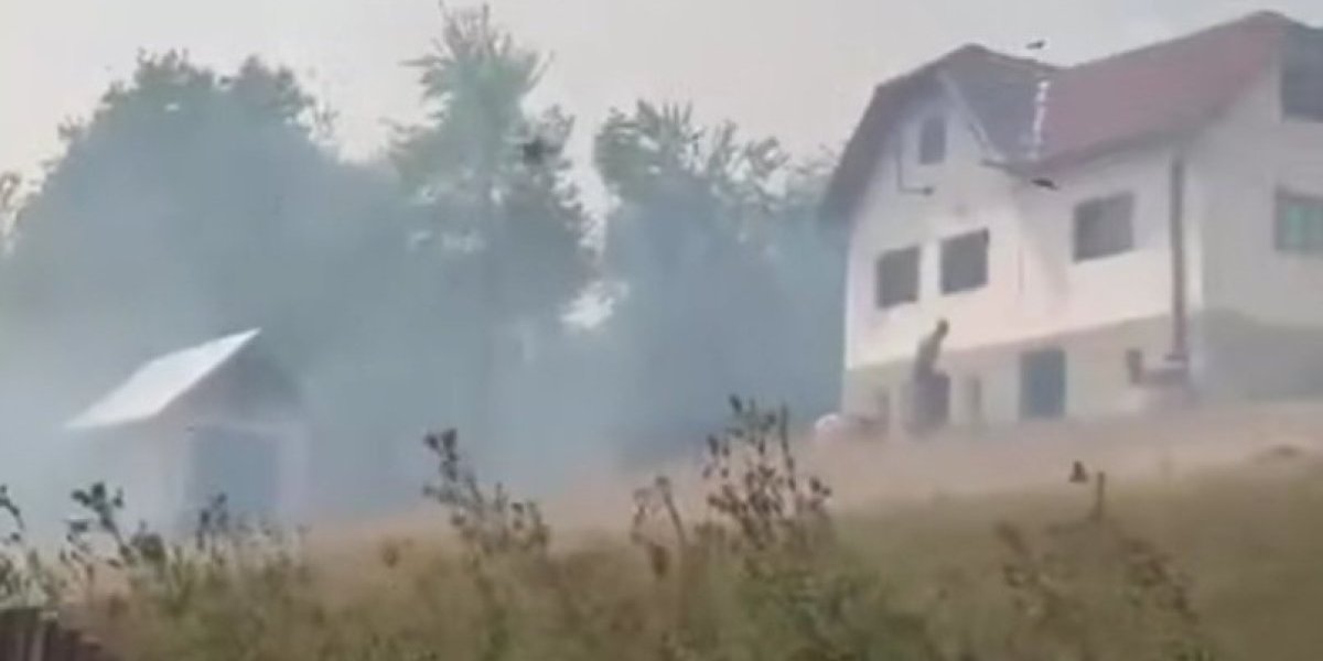 Gori kod Užica - Požar se raširio do kuća (FOTO)