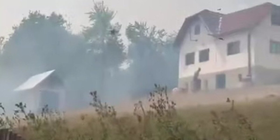 Gori kod Užica - Požar se raširio do kuća (FOTO)