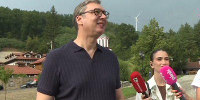 Predsednik Srbije Aleksandar Vučić izjavio je danas da nova Vlada Srbije nije u prvih 100 dana radila u lako vreme, ali da mora da ih pohvali za trud i rad koji su pokazali za to vreme.