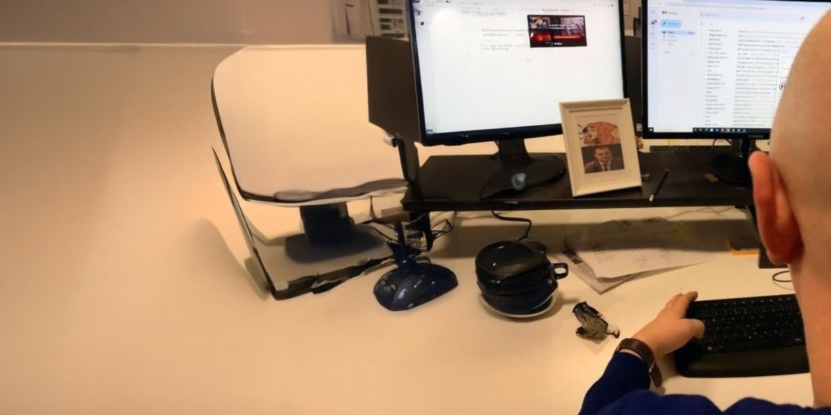 Milićević na stolu drži sliku Nenada Stefanovića: Jedan od urednika Nova S opsednut tužiocem