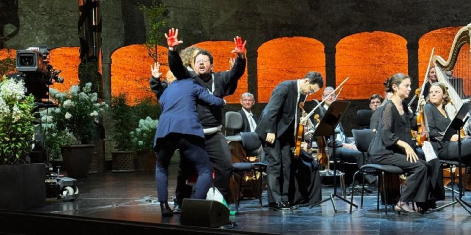 Ovi stvarno nisu normalni - Ludaci sa krvavim rukama danas u Salcburgu! Krone: Otvaranje zasenčeno protestom (VIDEO)