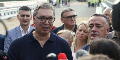 Predsednik Republike Srbije Aleksandar Vučić obišao je radove na na Dunavskom koridoru kod Golupca, koji predstavlja jedan od najvažnijih infrastrukturnih poduhvata. Predsednik je govorio o bitnim političkim i ekonomskim temama.