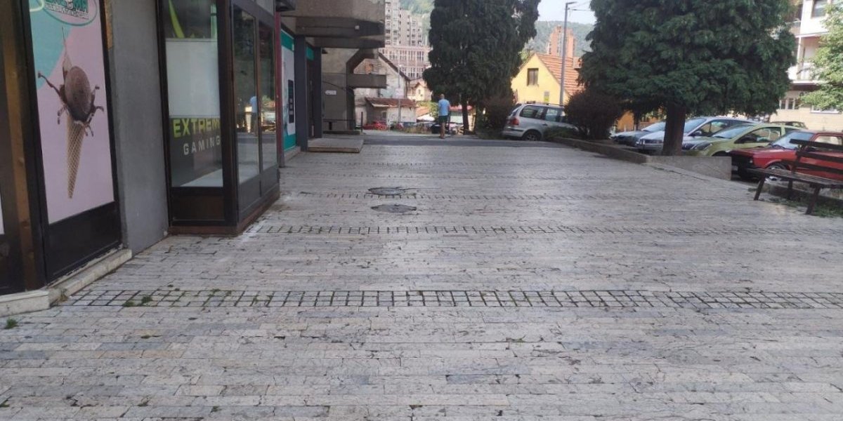 Zgrada u Užicu ispred koje je pronađeno telo mladića