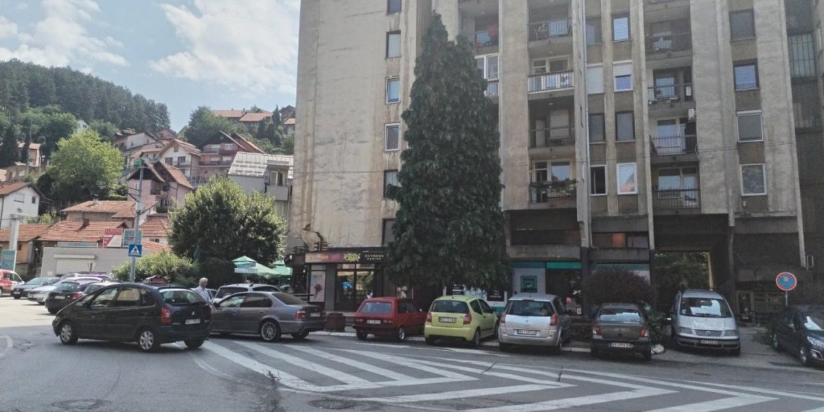 Zgrada u Užicu ispred koje je pronađeno telo mladića