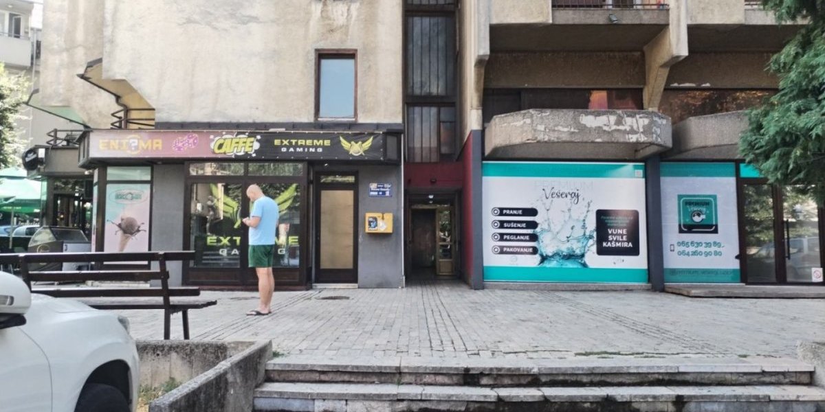 Zgrada u Užicu ispred koje je pronađeno telo mladića