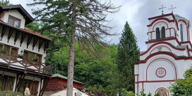 Na hiljade vernika krenulo ka manastiru Tumane: Tradicionalno obeležen praznik Svetih Zosima i Jakova Tumanskih