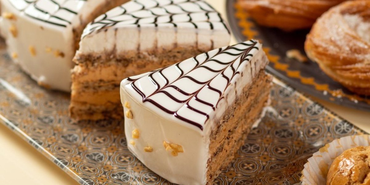 Mini esterhazi tortice: Kraljevski dezert za desetku koji obara sa nogu - brza priprema za svega 20 minuta