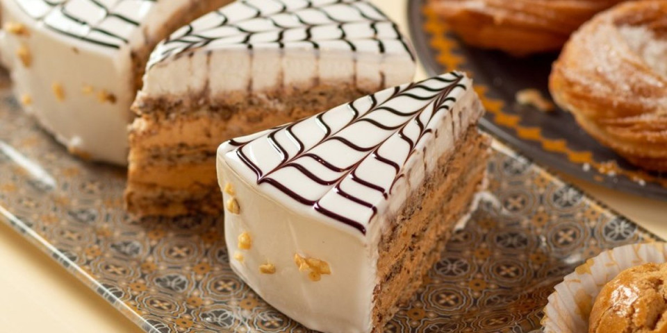 Mini esterhazi tortice: Kraljevski dezert za desetku koji obara sa nogu - brza priprema za svega 20 minuta