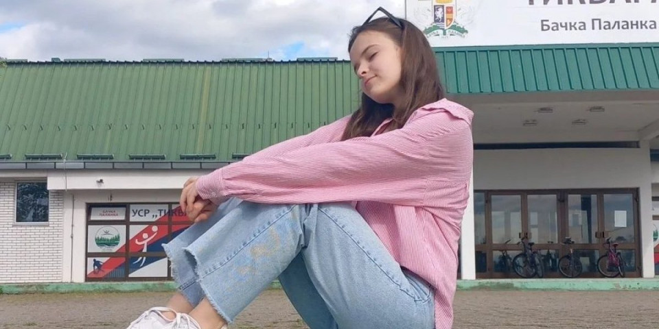 Umesto haljine i štikli, Željana oblači ovo odelo: Jedina među muškarcima, a ovih dana niko bez nje ne može (FOTO)