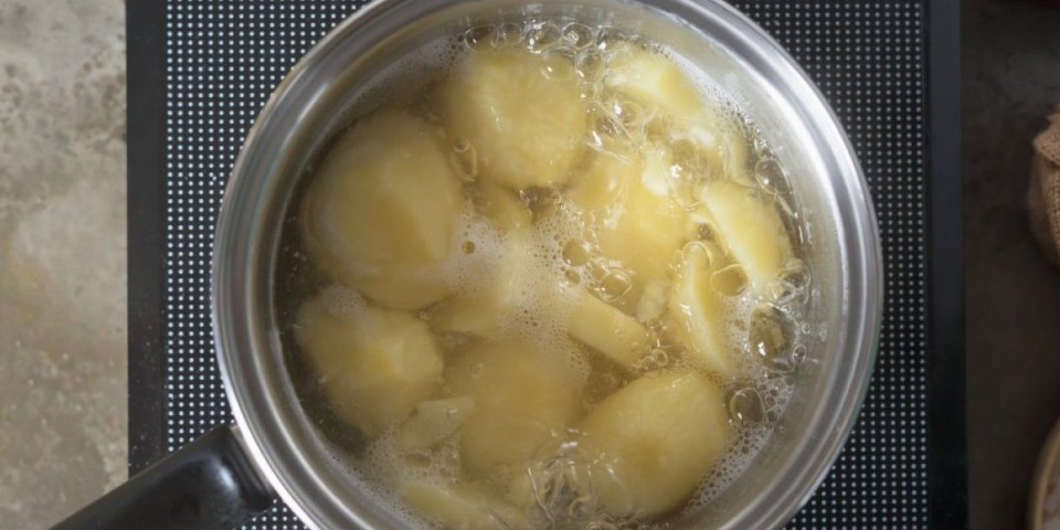 Savršeno skuvan krompir bez raspadanja: Jedan neočekivani sastojak menja teksturu i ukus, a imate ga u kuhinji