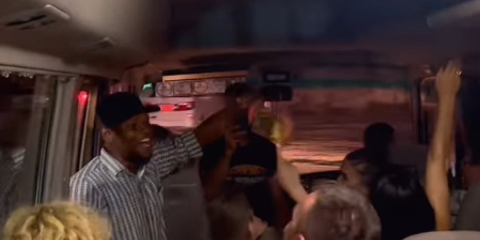Afrikanac pao u trans uz srpsku pesmu - Srbi oduševljeni: Svi se vesele (VIDEO)