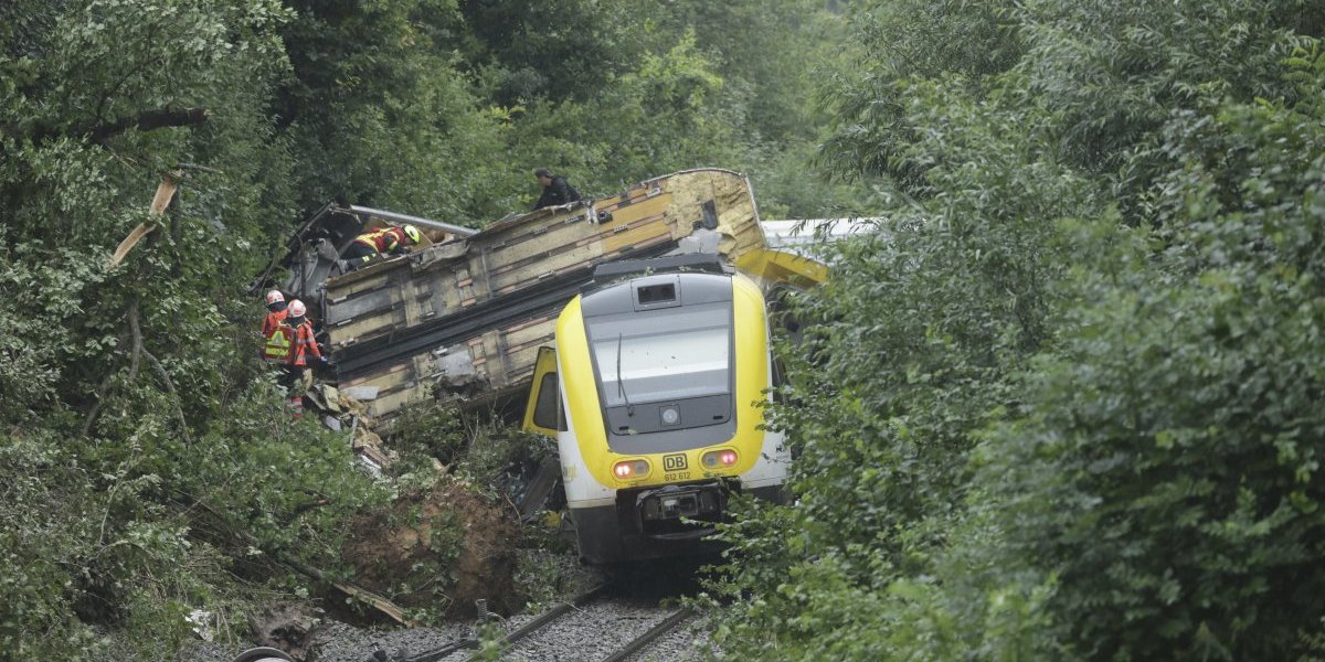 Izleteo voz iz šina, veliki broj mrtvih! Tragedija u Baden-Virtembergu, više od 100 ljudi bilo u vagonima (VIDEO/FOTO)