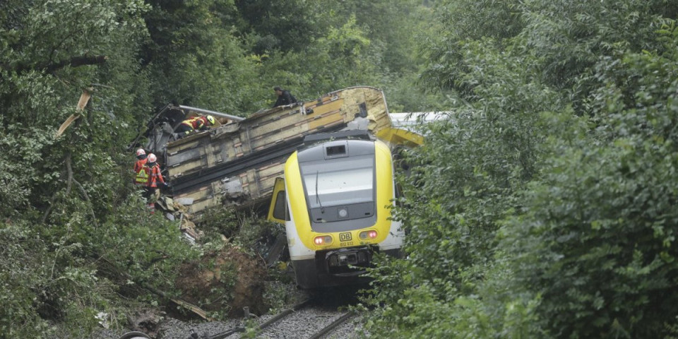 Izleteo voz iz šina, veliki broj mrtvih! Tragedija u Baden-Virtembergu, više od 100 ljudi bilo u vagonima (VIDEO/FOTO)
