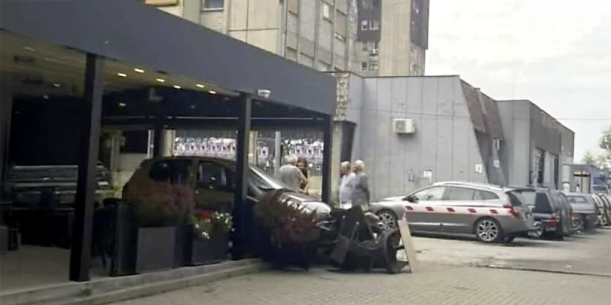 Kolima uleteo u poslastičarnicu: Drama u Kragujevcu (FOTO)