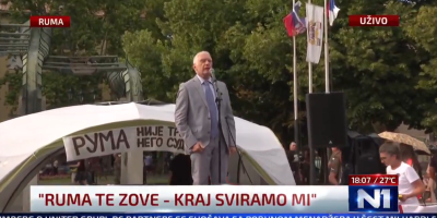 Profesor Nenad Kostić bio je jedan od glavnih govornika na blokaderskom skupu u Rumi, a njegova prošlost pokazuje kakav je tip ljudi koji su zvezde na takvim okupljanjima.