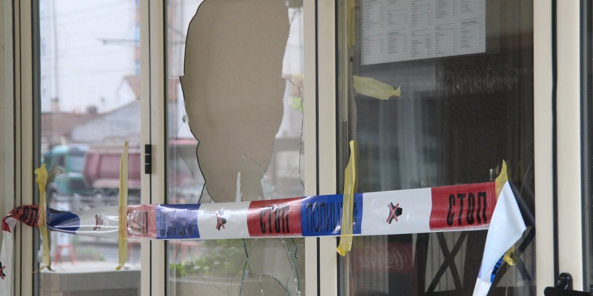 Rupa kroz koju je napadč ubacio bombu 