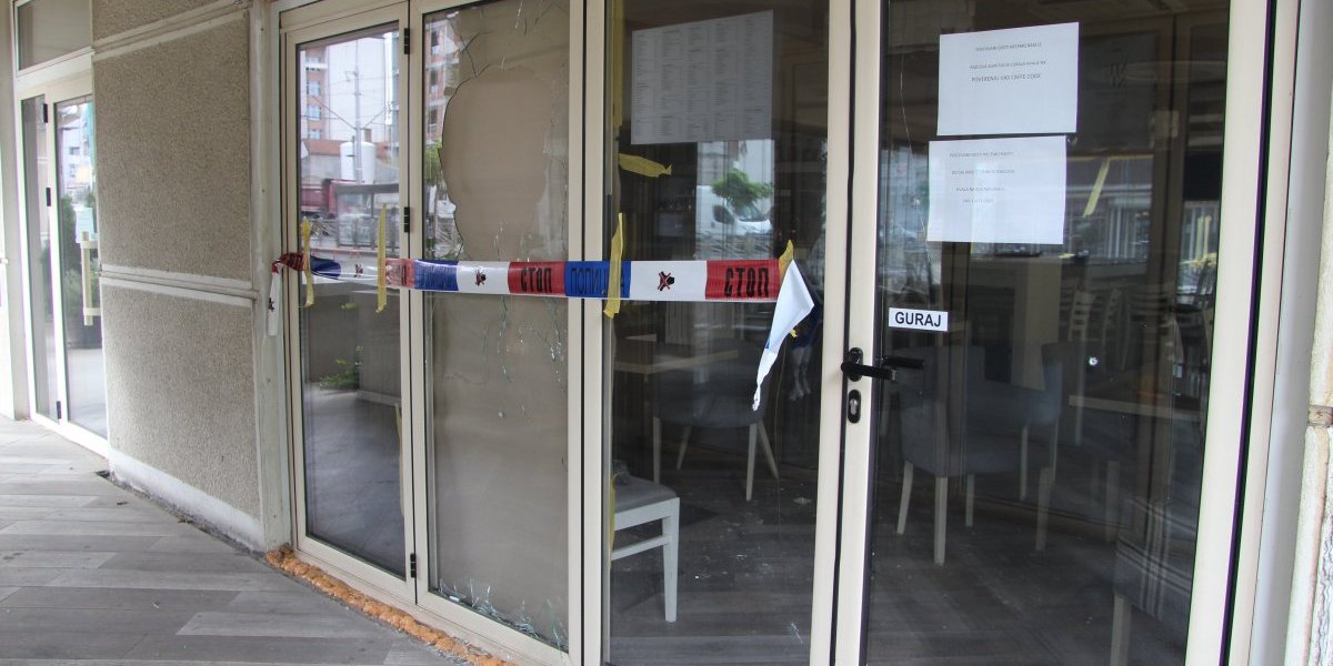 Policijska traka na vratima kafića
