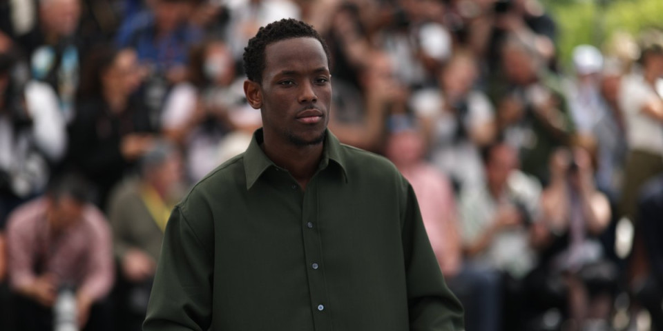 Poznati glumac (27) optužen za silovanje: Zakazano suđenje, javnost zgrožena