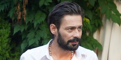 Srpski glumac Milan Vasić zapevao je u Prizrenu u manastiru "Sveti Arhangeli" i čestitao slavu.