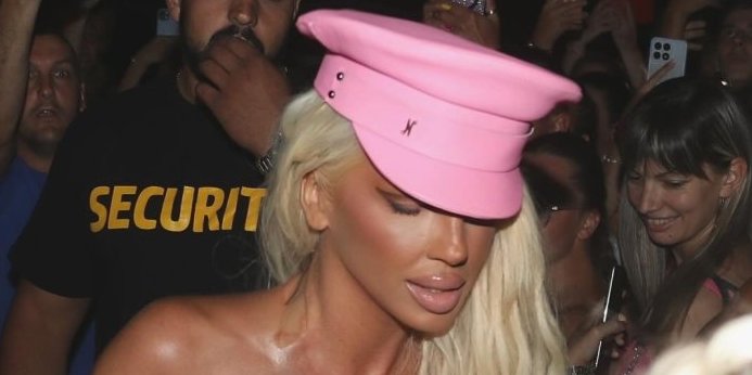 Stigla u vrelom izdanju, ljudi vrište iz sveg glasa: Kolaps zbog Jelene Karleuše u Crnoj Gori (FOTO/VIDEO)