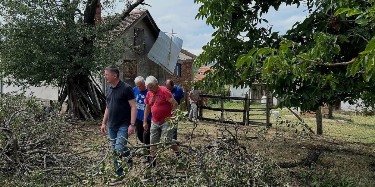 Predsednik opštone Dejan Kovačević u obilasku oštećenih domaćinstava
