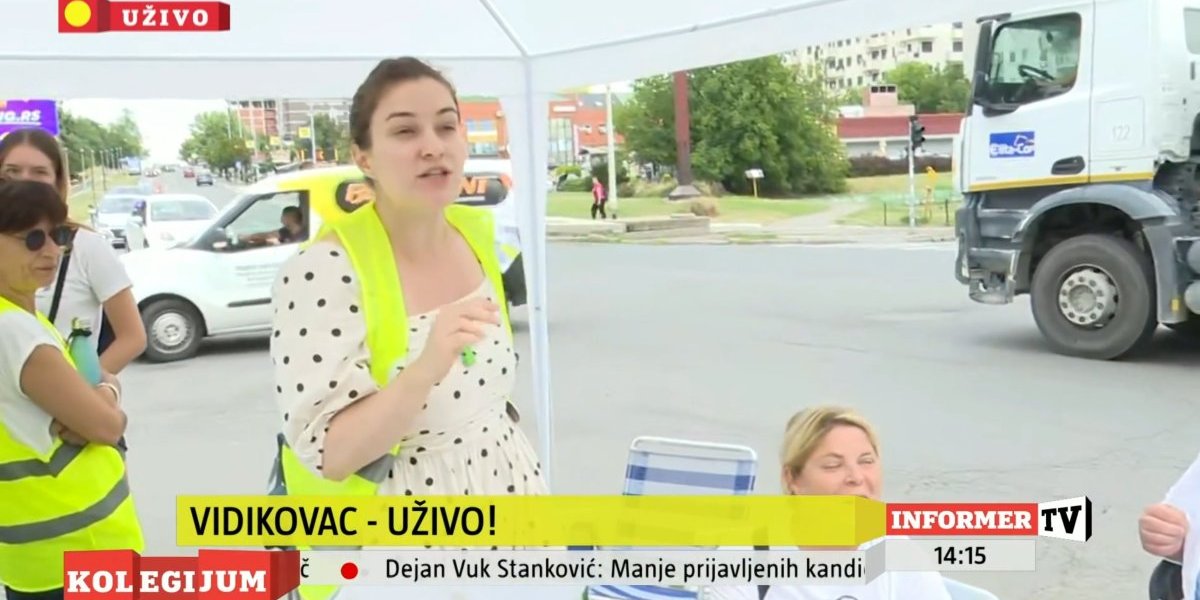 Kafenisali ispod šatora 