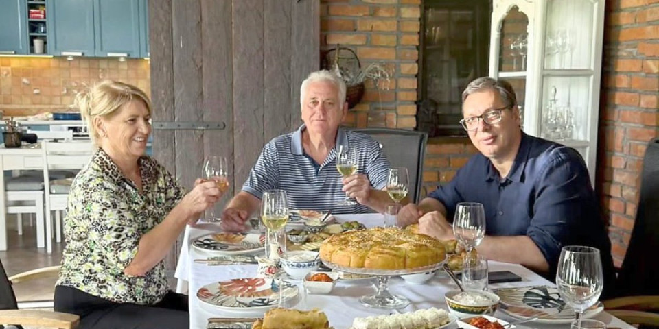 Srdačan susret u Bajčetini! Vučić posetio porodicu Nikolić: "Srećan sam što sam čuo mnogo mudrih saveta" (FOTO)