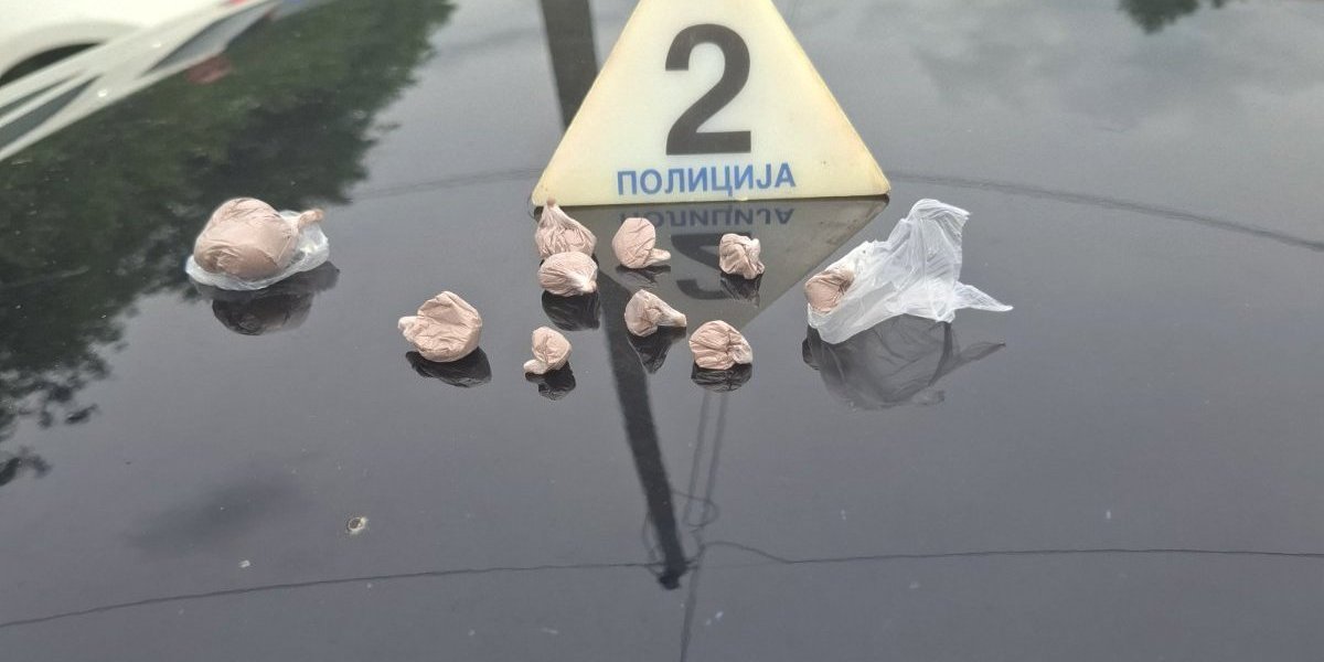 Filmska potera: Dileri bežali sa drogom, pa se zakucali u policijski auto (FOTO)