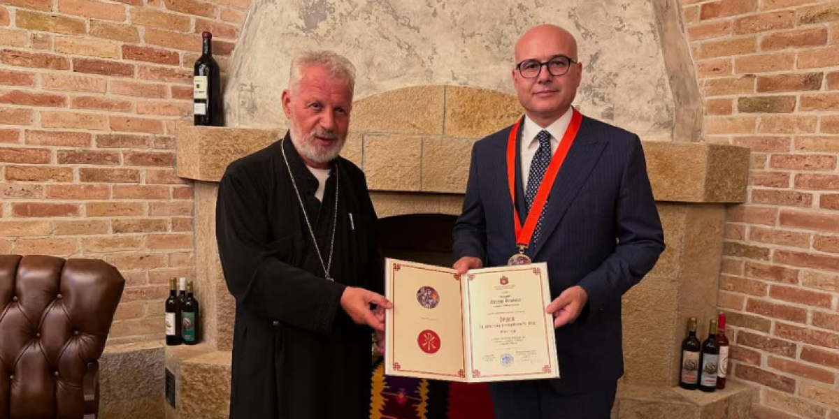 Lider SNS obišao srpsku svetinju i novoizgrađeni konak! Dobio Orden svetog apostola i jevanđeliste Luke prvog reda (FOTO)