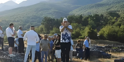 Ministarstvo kulture Srbije najoštrije je osudilo nezakonito održavanje verskog obreda i javnog skupa unutar specijalne zaštićene zone arheološkog nalazišta srednjovekovnog manastira Bogorodice Hvostanske, na ostacima srpske srednjevekovne crkve, kod sela Studenica u opštini Istok, bez znanja i saglasnosti Srpske pravoslavne crkve.