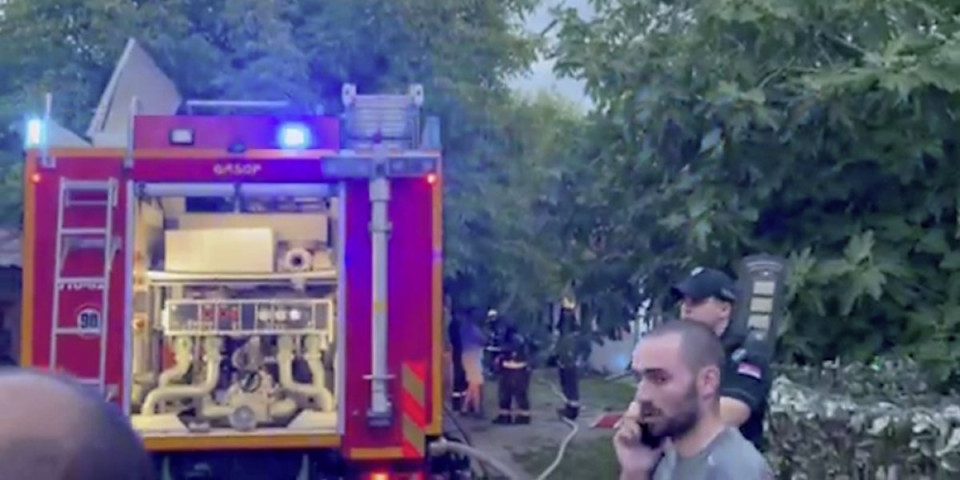 Čule se detonacije: Gori kuća u Somboru (VIDEO)