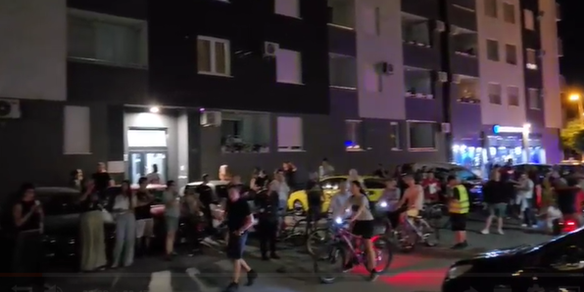 Ludačka akcija bez kraja! Blokaderi opet ispred kuće Žarka Mićina (VIDEO)