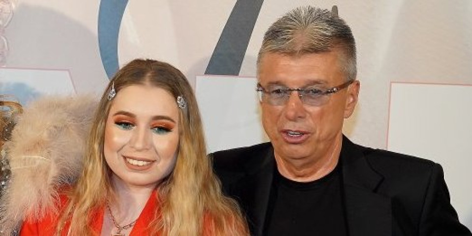 Konačno se opustila - Ćerka Saše Popovića u noćnom provodu pokraj bazena (FOTO)