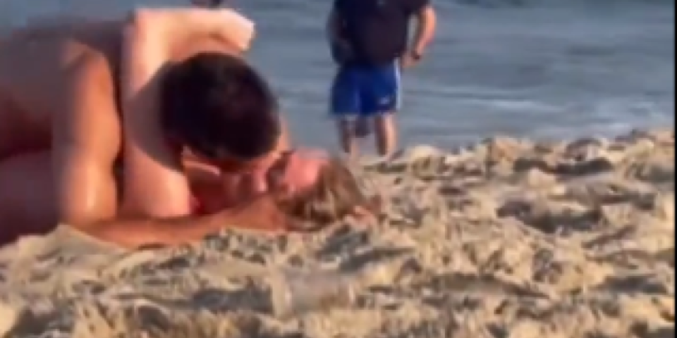Perverzna scena na plaži: Navalio pa ne staje - snimak para u zanosu zgrozio kupače, umalo nastala tuča (VIDEO)