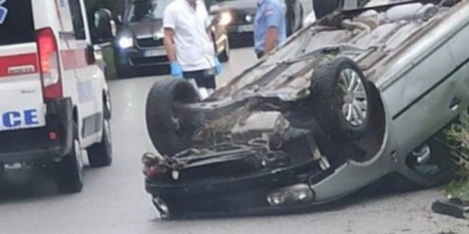 Udes na magistrali kod Užica: Jedan automobil na krovu, policija na mestu nesreće
