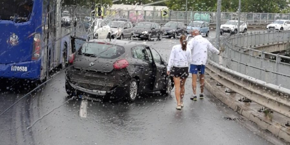 Lančani kod Hipodroma: Delovi kola svuda po putu (FOTO)