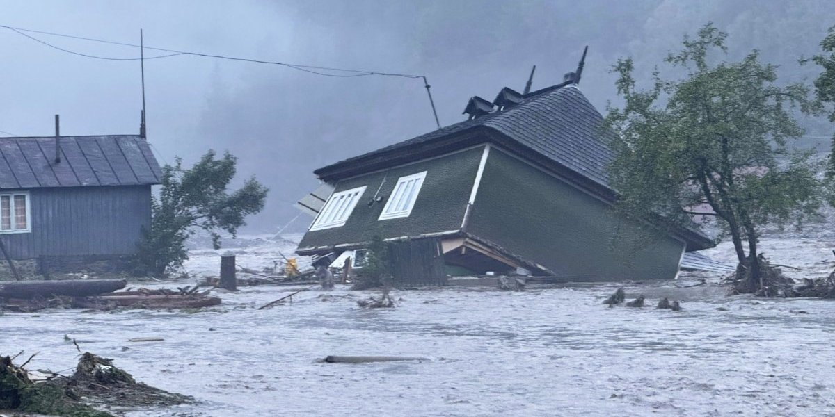 (VIDEO) Horor u Rumuniji, Brošteni sravnjen sa zemljom: Monstruozne poplave uništavaju državu, ovako nešto nije viđeno...