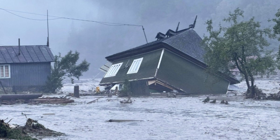 (VIDEO) Horor u Rumuniji, Brošteni sravnjen sa zemljom: Monstruozne poplave uništavaju državu, ovako nešto nije viđeno...