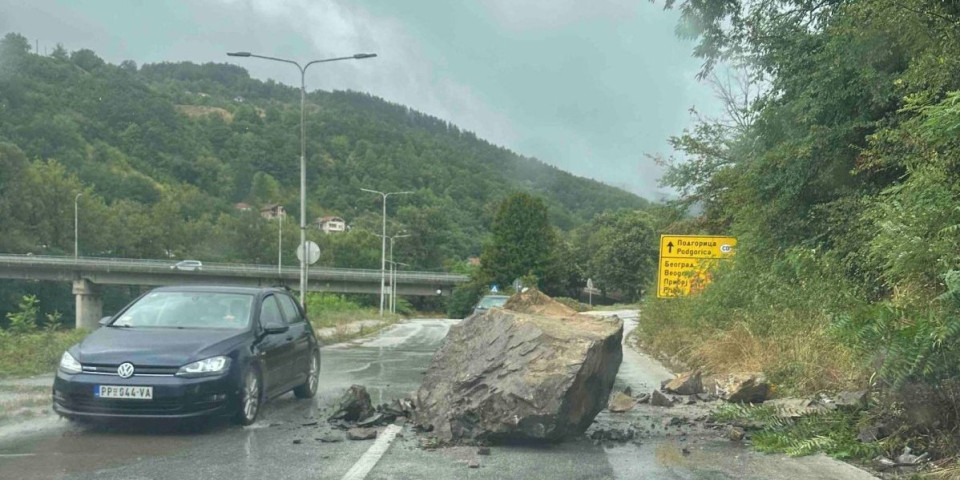 Vozači, oprez: Ogromna stena se survala na put kod Prijepolja
