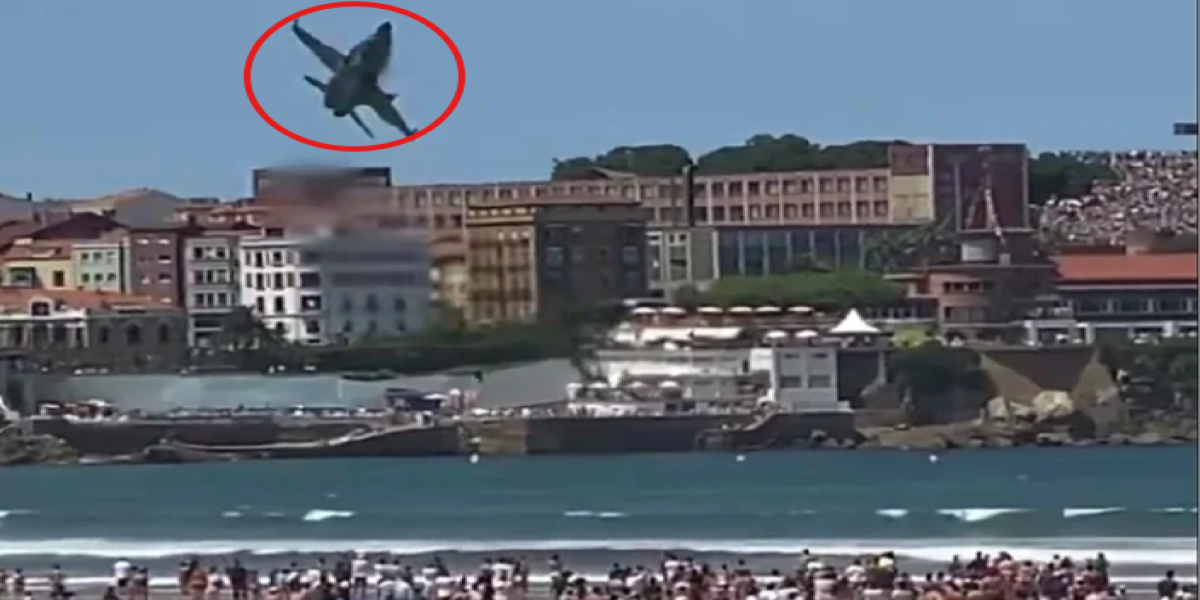 (VIDEO) Umalo pobio ljude na plaži: Strašan manevar pilota mogao kobno da se završi, snimci akrobacija zapalili mreže