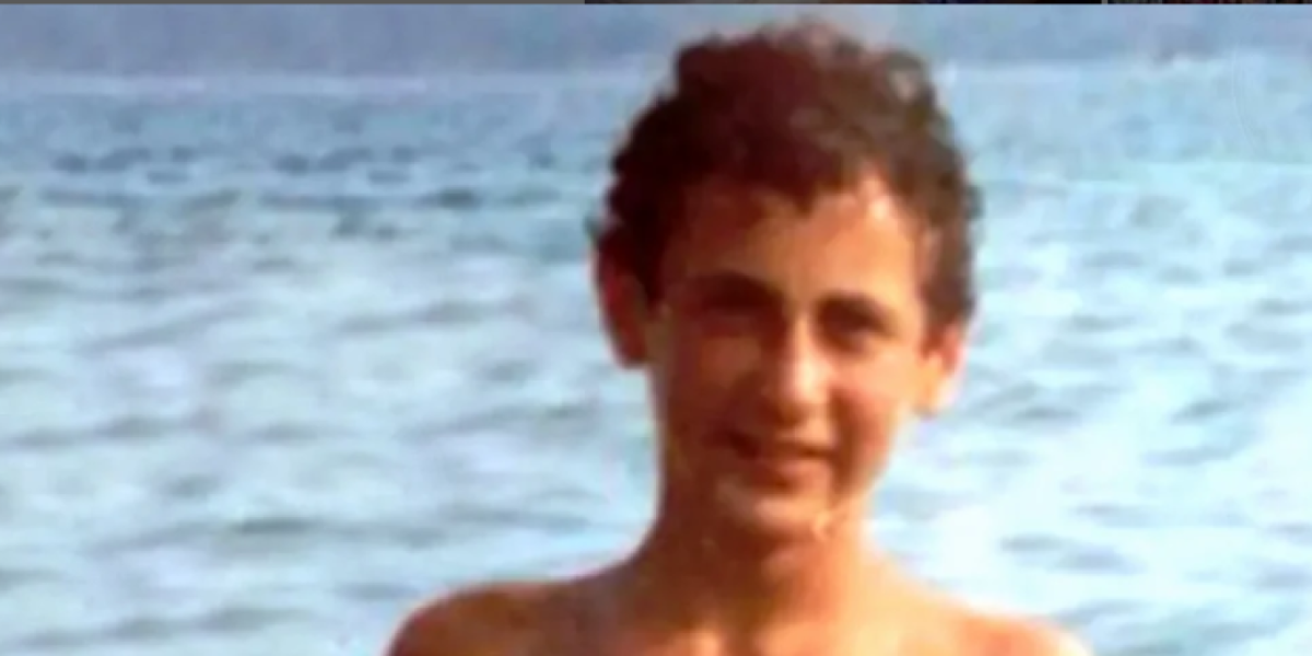 Prepoznajete li pevača sa fotografije? Danas bez njega nema dobre žurke, a ovako je izgledao kao tinejdžer (FOTO)