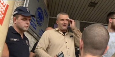 Na društvenim mrežama isplivao je snimak u kom se jasno vidi kako su blokaderi flašicom pogodili u glavu načelnika policije u Novom Pazaru Nermina Ljajića.