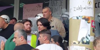 Dok islamisti blokaderi psuju srpsku majku, decu, žene i Isusa, opozicinari lešinare i krive Vučića kako bi se dočepali vlasti.