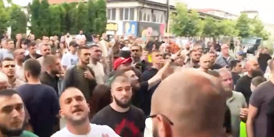 Blokaderi su se danas uz parolu "Poziv na solidarnost i odbranu" organizovali da krenu put Novog Pazara, gde su islamisti od ranog jutra izazivali haos i napali policajce koji su po pozivu dekana došli u Državni univerzitet NP kako bi iz njega bili izbačeni zgubidani.