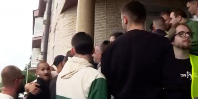 Više javno tužilaštvo u Novom Pazaru predložilo ie sudu da odredi pritvor do 30 dana E. T. (22), osumnjičenom da je 29. jula tokom protesta ispred Državnog univerziteta u Novom Pazaru psovao prisutne na nacionalnoj i verskoj osnovi.