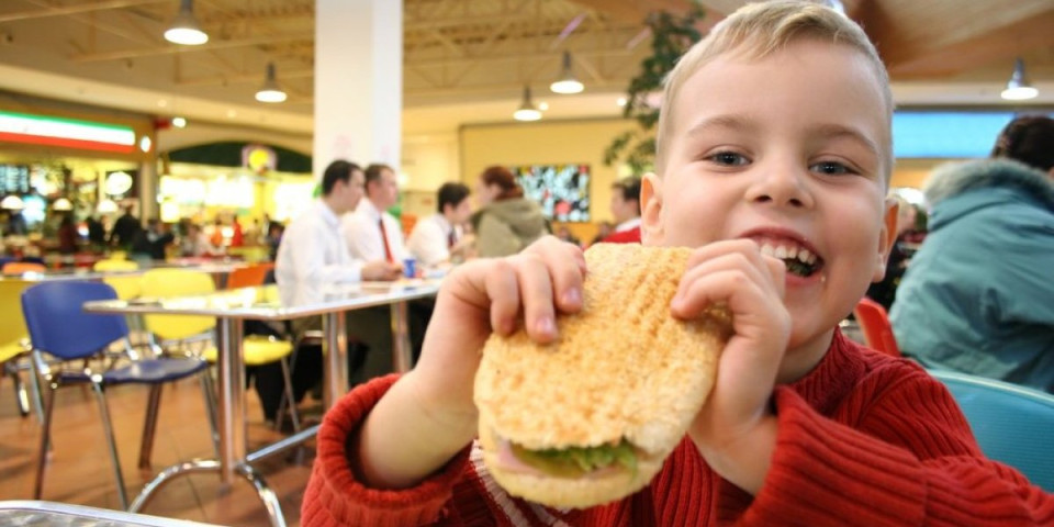 5 namirnica koje deca ne treba da jedu: Kardiolog upozorava da razaraju zdravlje mališana