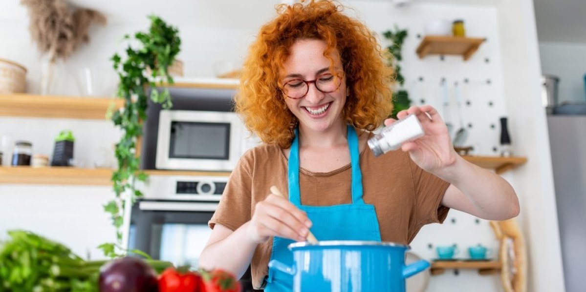 Evo kako se pravilno soli jelo tokom kuvanja: Bake i majke su nas učile pogrešno - ovo je pravo vreme
